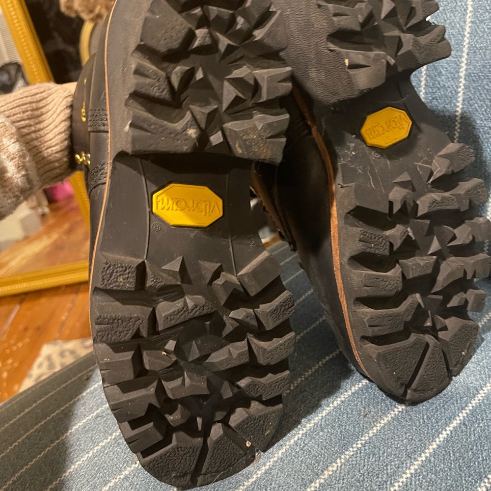Like new woman’s Chippewas size 7 super nice.  Steel toe. - Picture 7 of 9